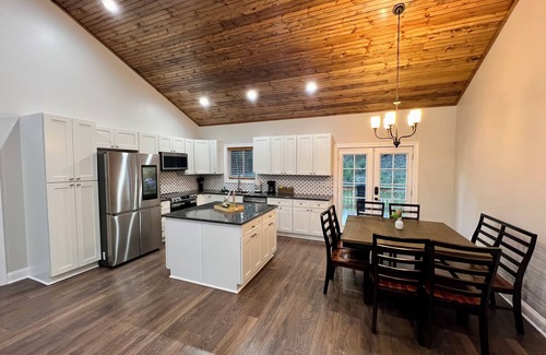 Mt Lookout Kabine | Cozy 3 BR Cabin with Pond on 3 acres / New River Gorge / Summersville Lake