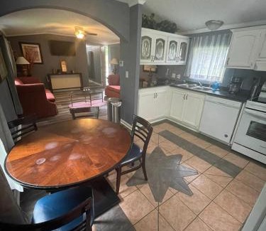 Raleigh Wohnung | Cozy 3BR cabin with AC and Wi-Fi Fully Fenced