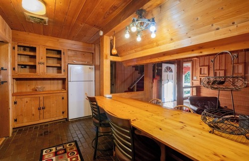 Skippers Haus | Cozy 3BR Lake House | Firepit, Pier and Pet-Friendly