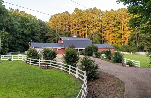 Skippers Haus | Cozy 3BR Lake House | Firepit, Pier and Pet-Friendly
