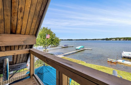 Clarklake Hütte | Cozy 3BR lakefront cottage with hot tub perfect for families w/ private dock.