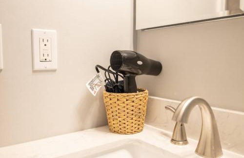 White Oak Wohnung | Cozy 4 BD Retreat w Free Parking