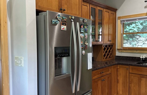 Woburn Haus | Cozy 4-bedroom house in superb Woburn with WiFi, AC - 16 mins to Boston