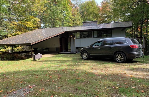 Stratton and Bromley Ski Areas Haus | Cozy 4 BR home with hot tub in Weston near 4 ski areas & many hiking trails!