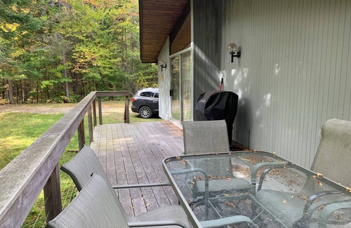 Stratton and Bromley Ski Areas Haus | Cozy 4 BR home with hot tub in Weston near 4 ski areas & many hiking trails!