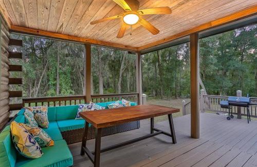 Florahome Wohnung | Cozy 4BR Cabin on 11 acres with pool, BBQ & patio!