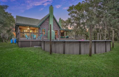 Florahome Wohnung | Cozy 4BR Cabin on 11 acres with pool, BBQ & patio!