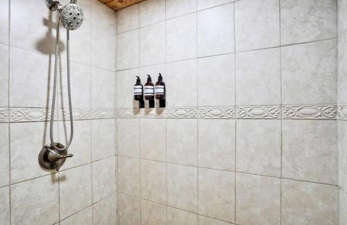 Florahome Wohnung | Cozy 4BR Cabin on 11 acres with pool, BBQ & patio!