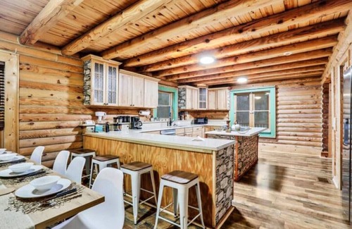 Florahome Kabine | Cozy 4BR Cabin with pool, BBQ
