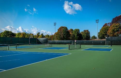 Harbor Springs Haus | Cozy 4BR Condo - Pool Access Near Ski & Lake