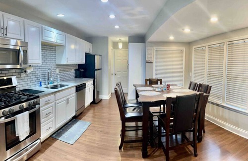 Carpentersville Haus | “Cozy 4BR Ranch Home: 5 Beds, 2 Baths, No Stairs”