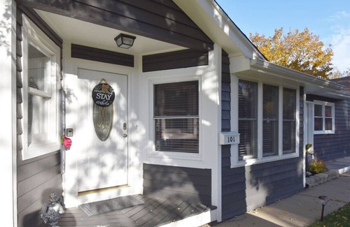 Carpentersville Haus | “Cozy 4BR Ranch Home: 5 Beds, 2 Baths, No Stairs”