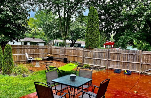 Carpentersville Haus | “Cozy 4BR Ranch Home: 5 Beds, 2 Baths, No Stairs”