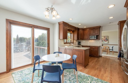 Westmont Haus | Cozy 5-bedroom with lake views and spacious deck