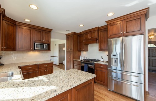 Westmont Haus | Cozy 5-bedroom with lake views and spacious deck