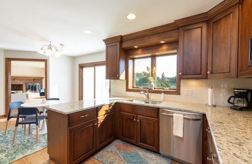 Westmont Haus | Cozy 5-bedroom with lake views and spacious deck