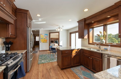 Westmont Haus | Cozy 5-bedroom with lake views and spacious deck