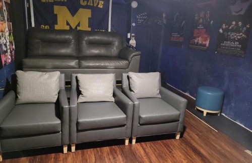 Whittaker Haus | Cozy 6 bedroom home with Gameroom and Fire pit.