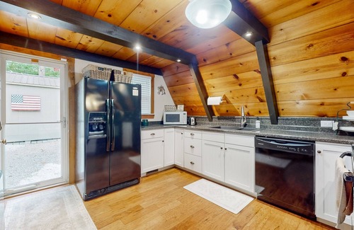 Flat Hollow Marina Haus | Cozy A-frame home with fire pit, deck, pickleball court, and covered boat slip