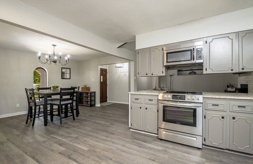 Benton Haus | Cozy and Serene 3 Bed 3 Bath in Great Area Close to Everything