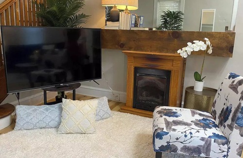 Mayfield Heights Haus | Cozy and Spacious 3 b 1.5 Bath