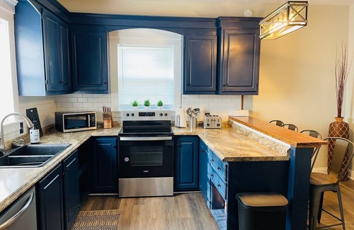 Marion Haus | Cozy and Spacious 3-bedroom house in Marion with AC, WiFi, close to downtown.