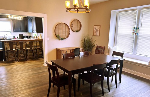 Marion Haus | Cozy and Spacious 3-bedroom house in Marion with AC, WiFi, close to downtown.