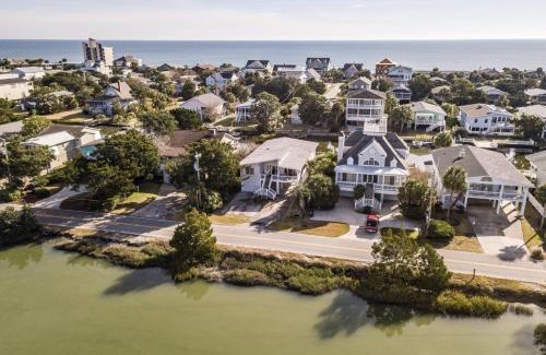 Litchfield by the Sea Haus | Cozy and Tranquil Creekfront Cottage in Litchfield