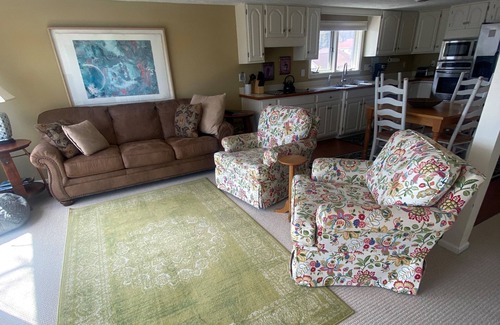 Suttons Bay Wohnung | Kleine legale Beagle-Upper-Ebene in Suttons Bay-Across von Bay im Dorf