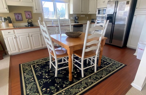 Suttons Bay Wohnung | Kleine legale Beagle-Upper-Ebene in Suttons Bay-Across von Bay im Dorf