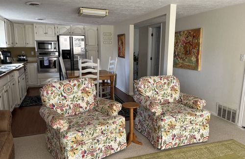 Suttons Bay Wohnung | Kleine legale Beagle-Upper-Ebene in Suttons Bay-Across von Bay im Dorf