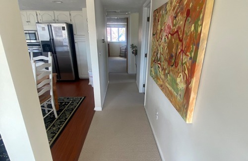 Suttons Bay Wohnung | Kleine legale Beagle-Upper-Ebene in Suttons Bay-Across von Bay im Dorf