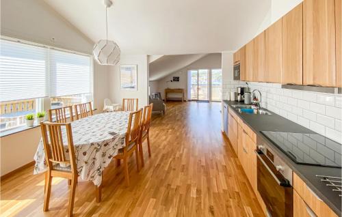 Ronnang Wohnung | Cozy Apartment In Rönnäng With Kitchen