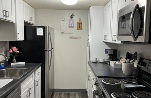Monroeville Wohnung | Cozy apartment in superb Monroeville with fitness room, WiFi, AC