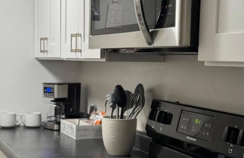 Monroeville Wohnung | Cozy apartment in superb Monroeville with fitness room, WiFi, AC