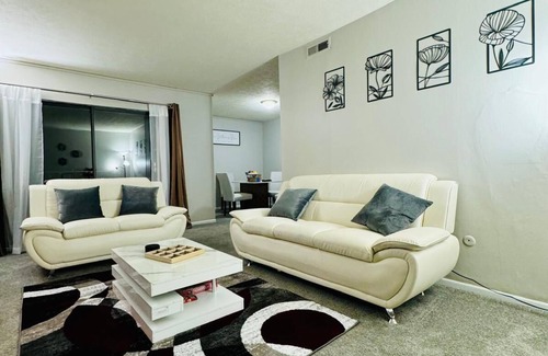 Monroeville Wohnung | Cozy apartment in superb Monroeville with fitness room, WiFi, AC