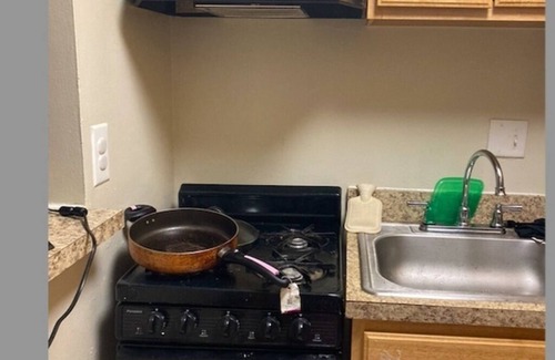 Paradise Wohnung | Cozy apartment in District Heights with Heat, WiFi, a pool and a gym.