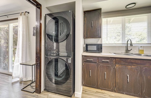 Tri-Cities Haus | Cozy Apt w/ Private Deck, 2 Mi to Toyota Center!