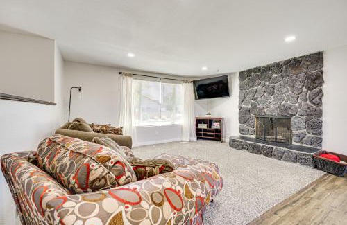 Tri-Cities Haus | Cozy Apt with Private Deck, 2 Mi to Toyota Center!