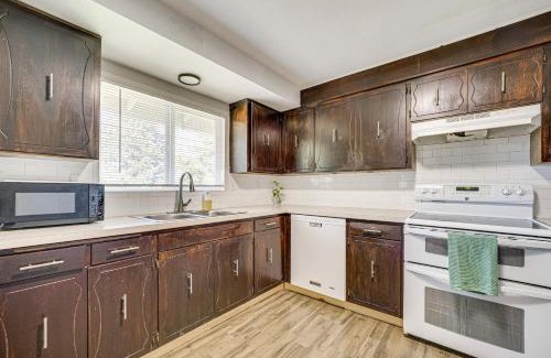 Tri-Cities Haus | Cozy Apt with Private Deck, 2 Mi to Toyota Center!