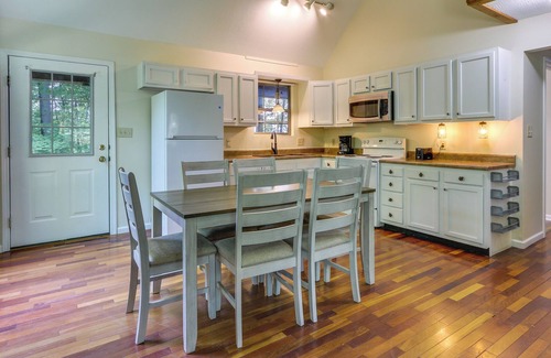 Cynthiana Haus | Cozy Bainbridge Retreat w/ Fireplace + Deck!