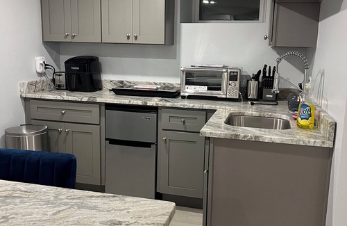 Mattapan Wohnung | Cozy basement/studio apartment with kitchenette and bathroom!