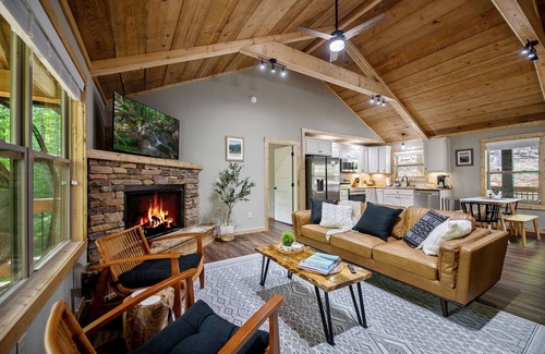 Ellijay Kabine | Cozy Boho Cabin with Hot Tub and Resort Amenities Access