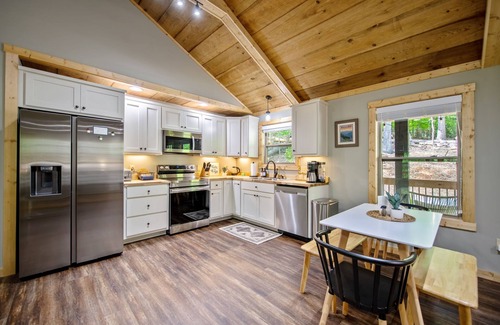 Ellijay Kabine | Cozy Boho Cabin with Hot Tub and Resort Amenities Access