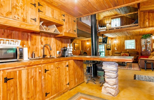 Taylorsville Kabine | Cozy Bourbon Country Cabin with HOT TUB and Fire Pit on Brashears Creek