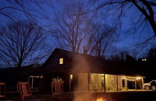 Taylorsville Kabine | Cozy Bourbon Country Cabin with HOT TUB and Fire Pit on Brashears Creek