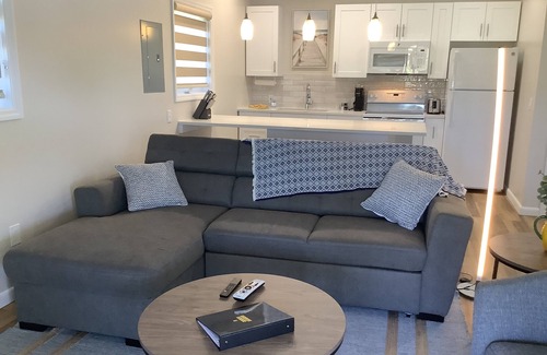 Bahama Reef Wohnung | Cozy brand new yellow studio/cottage with free floating dock in Freeport.