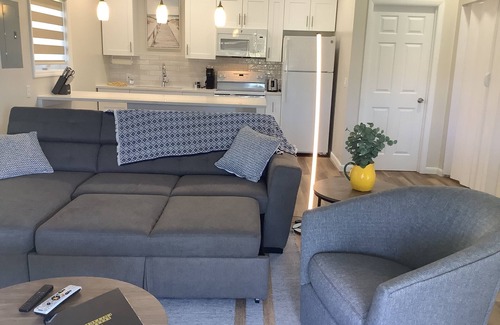Bahama Reef Wohnung | Cozy brand new yellow studio/cottage with free floating dock in Freeport.