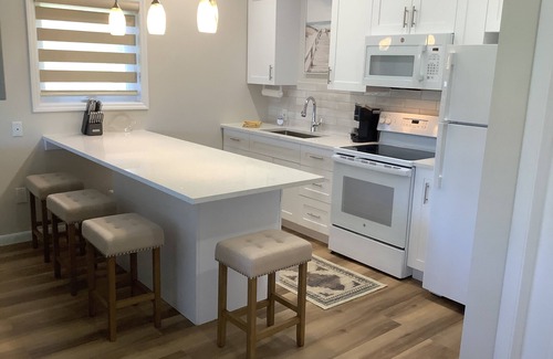 Bahama Reef Wohnung | Cozy brand new yellow studio/cottage with free floating dock in Freeport.