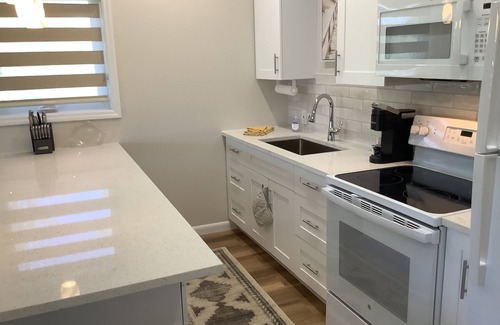 Bahama Reef Wohnung | Cozy brand new yellow studio/cottage with free floating dock in Freeport.